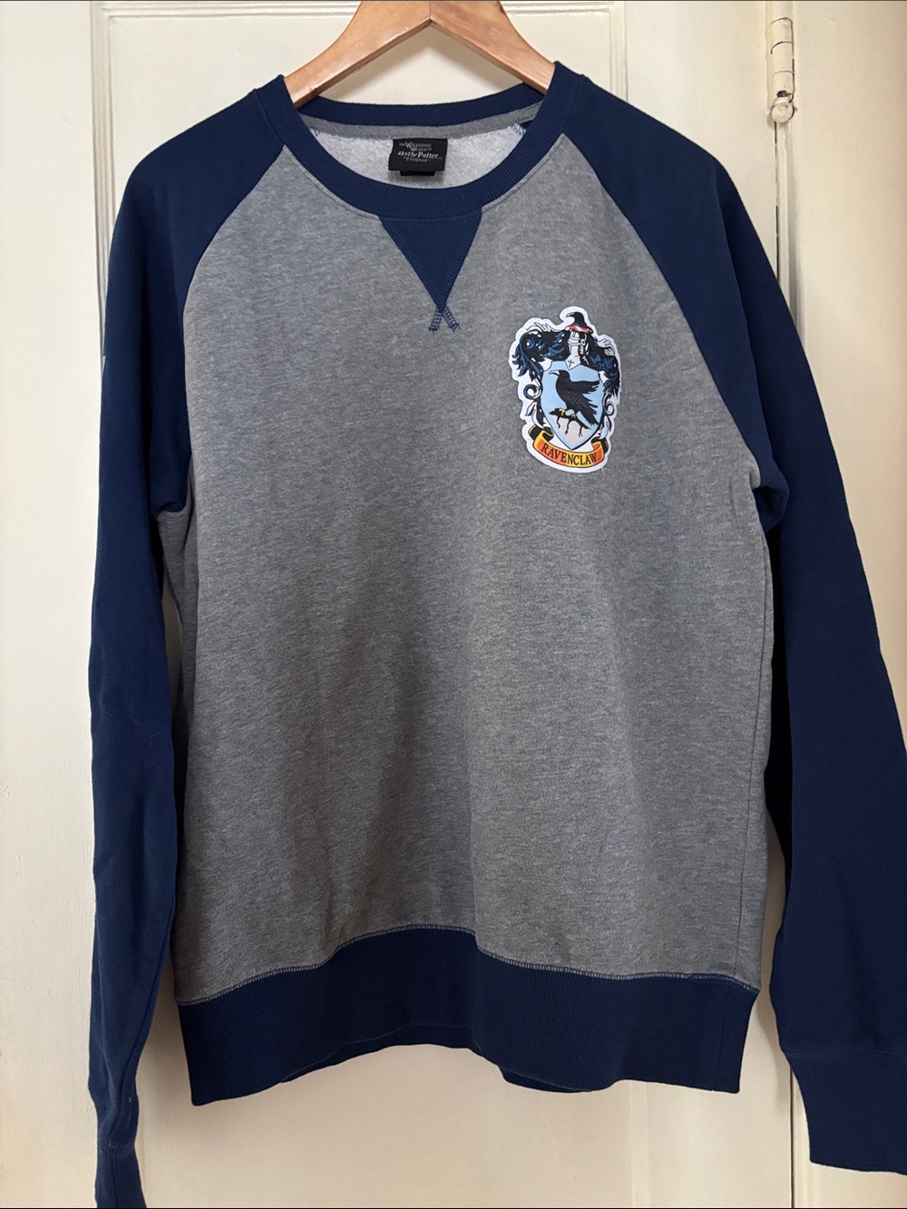 Crest Raglan Sweatshirt - ravencl